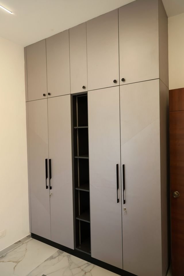 Wardrobe with a centre open shelf