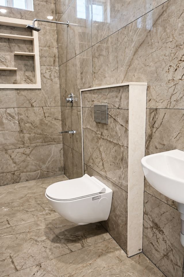 Bathroom with marble finish tiles