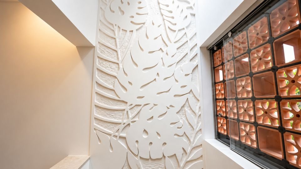 Leaf pattern relief wall in the courtyard